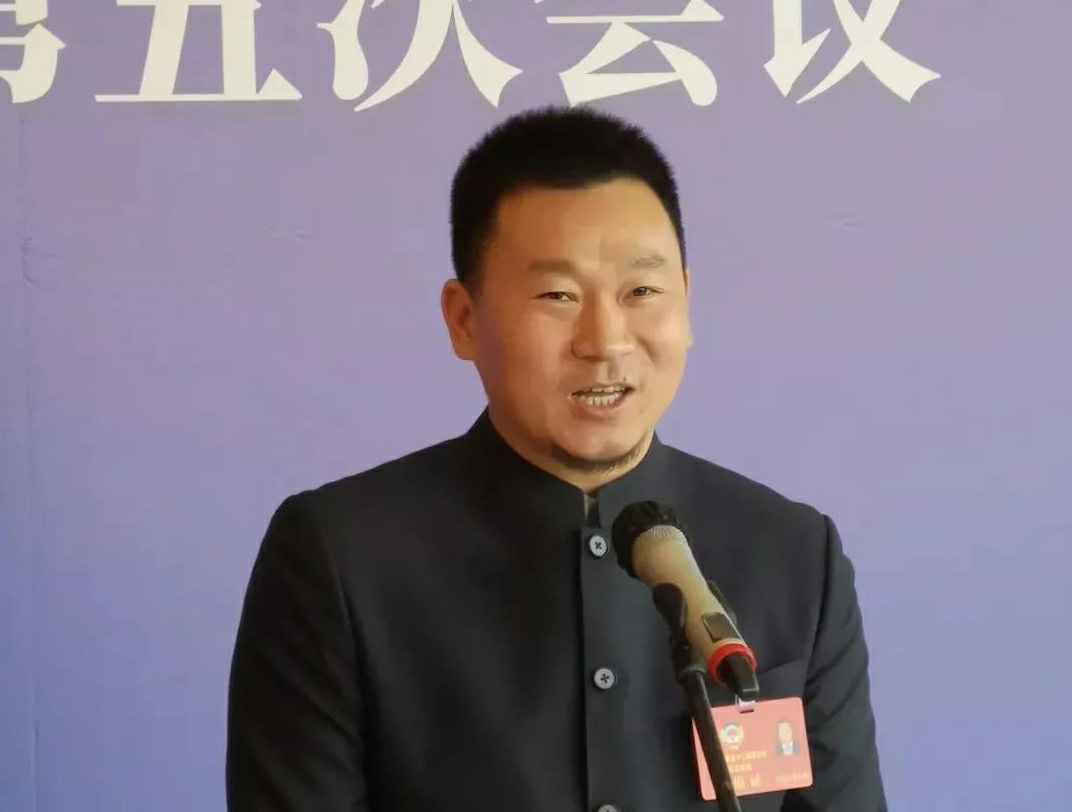 为进一步展示市政协团结、民主、开放、自信的形象，向市民和网友展示政协委员的履职风采，中山市政协十二届五次会议在2月4日上午开幕前开设“委员通道”，市政协委员、厦门皓轩职业技能培训有限公司公司总经理陈朝阳走进“委员通道”，回应社会关切的问题。他就如何做好城市应急管理规划的问题进行发言，并回答记者提问。.jpg